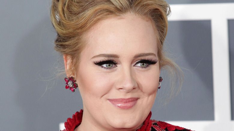 Adele trägt rosa Blumenohrringe