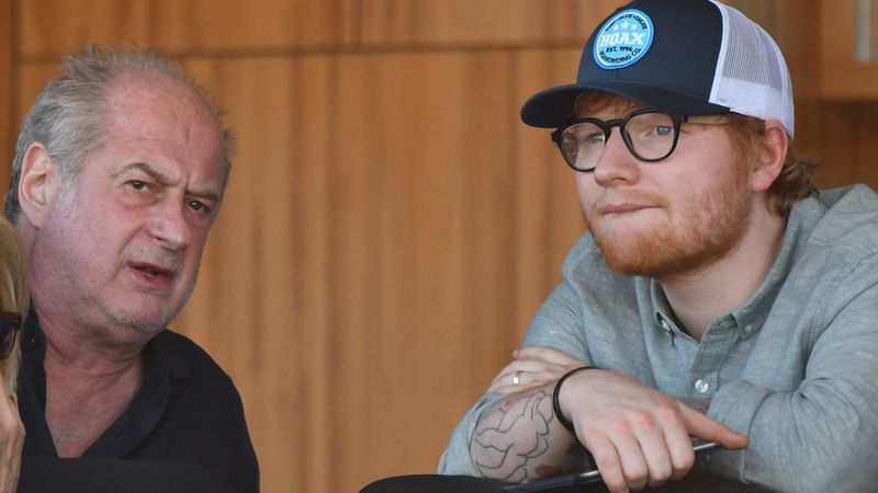 Ed Sheeran und Michael Gudinski sitzen zusammen