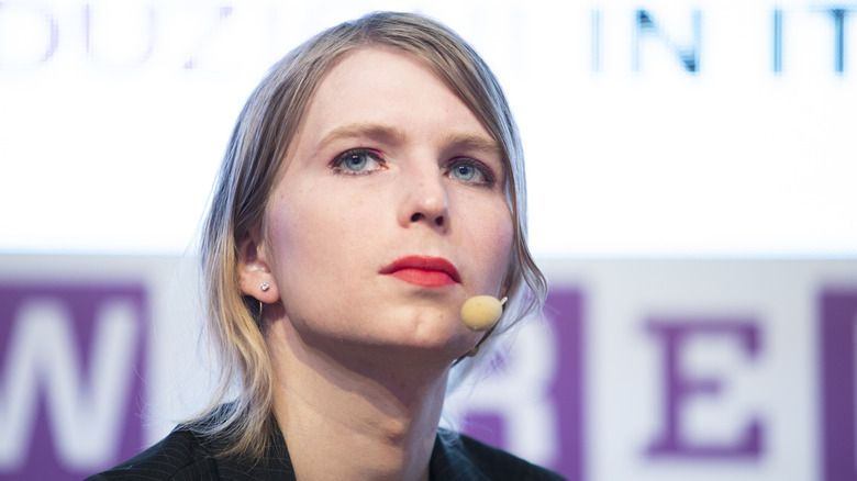 Chelsea Manning mit rotem Lippenstift und einem Headset