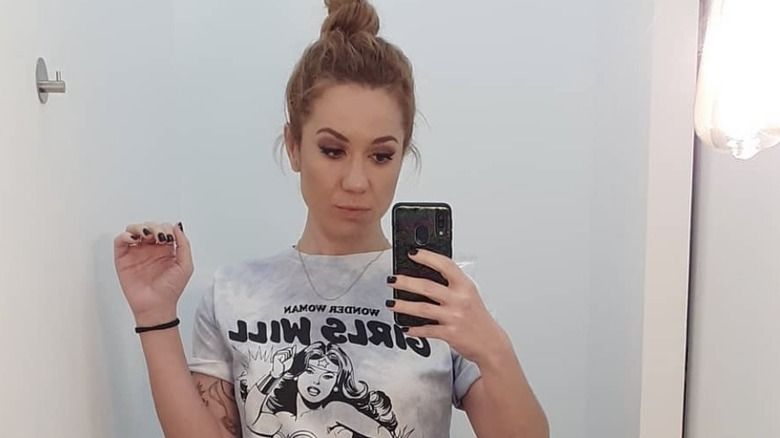 Henar Alvarez, Spiegel-Selfie, Wonder Woman-T-Shirt