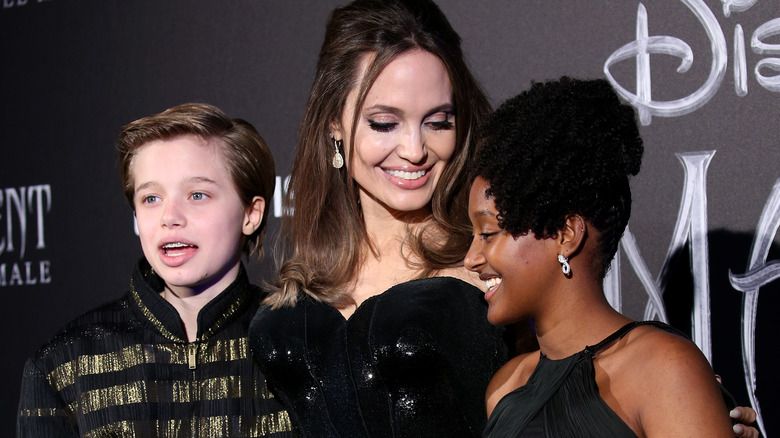 Shiloh Jolie-Pitt, Angelina Jolie und Zahara Marley Jolie-Pitt posieren