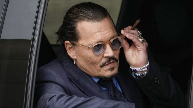Johnny Depp passt Sonnenbrille an