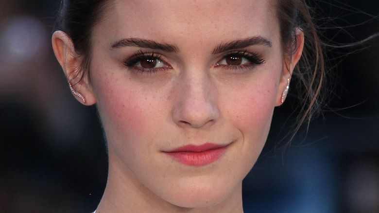 Emma Watson lächelt auf dem roten Teppich
