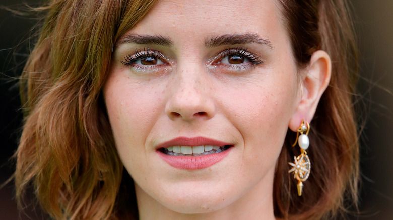 Emma Watson lächelt auf dem roten Teppich