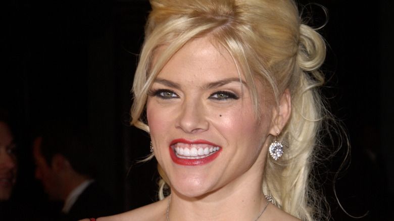 Anna Nicole Smith lächelt
