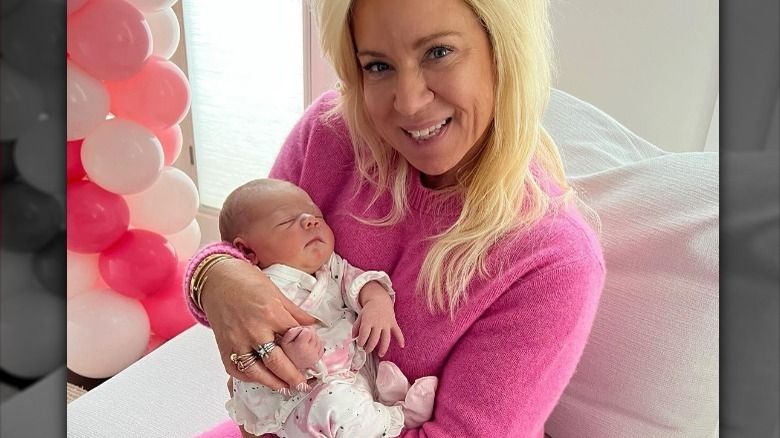 Theresa Caputo hält Baby Michelina