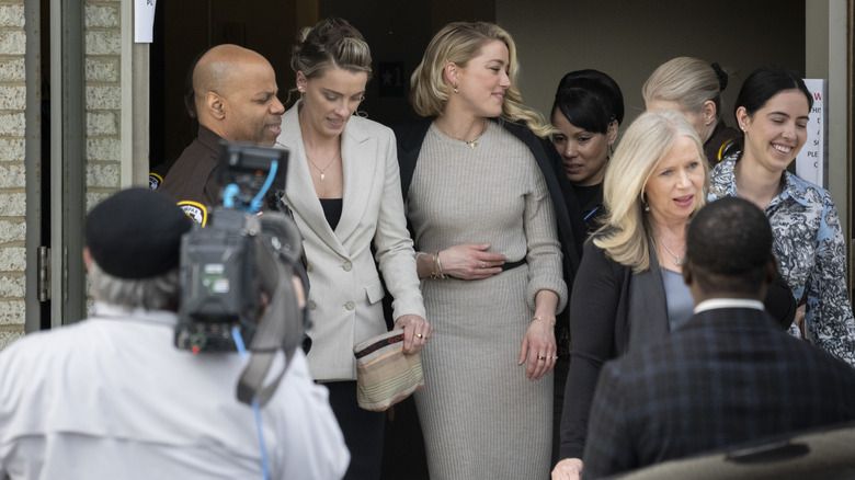 Whitney Henriquez und Amber Heard verlassen während des Zivilprozesses gegen Johnny Depp und Amber Heard das Gericht