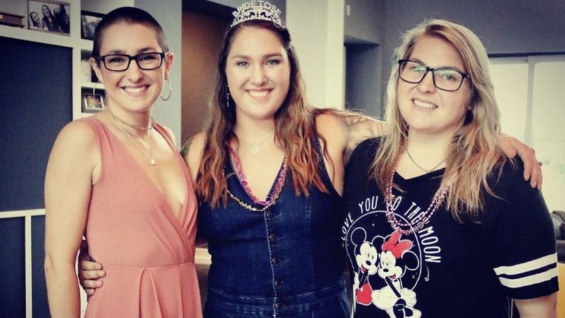 August Anna Brooks, Allie Colleen und Taylor Mayne Pearl Brooks posieren für ein Foto auf Instagram