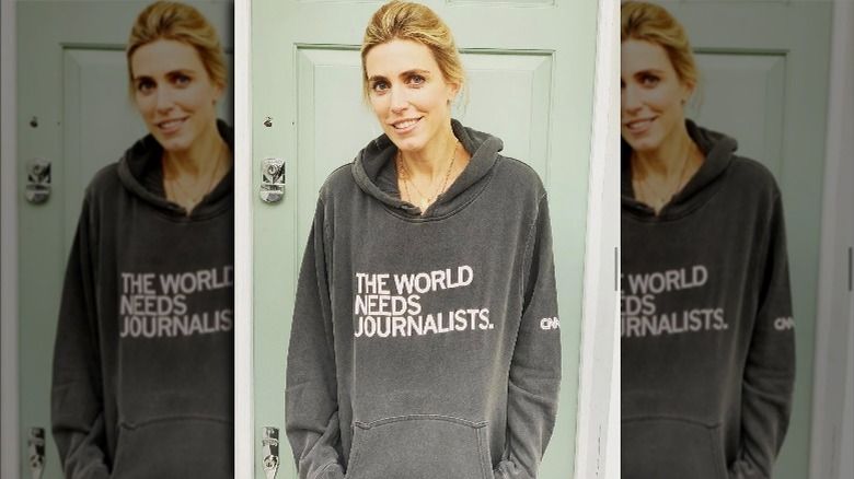 Clarissa Ward, lächelnd, in einem Journalismus-Sweatshirt