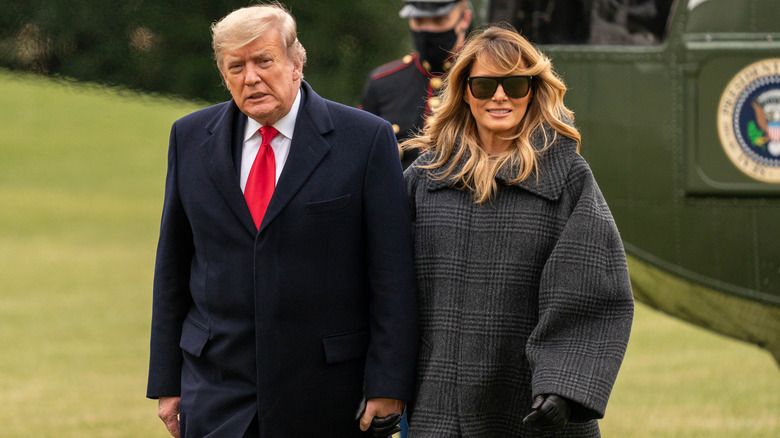 Melania Trump posiert mit ihrem Ehemann Donald Trump