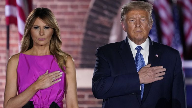 Melania Trump posiert mit ihrem Ehemann Donald Trump