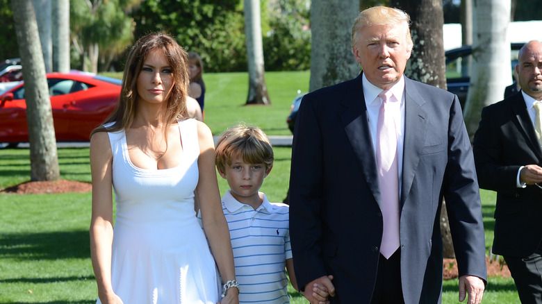 Barron, Donald und Melania Trump im Freien