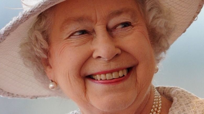 Königin Elizabeth II. lächelt