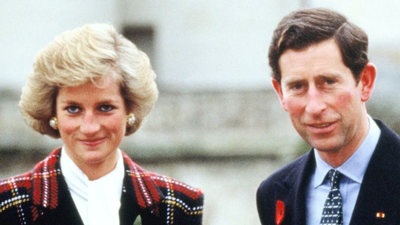 Prinzessin Diana und Prinz Charles lächeln