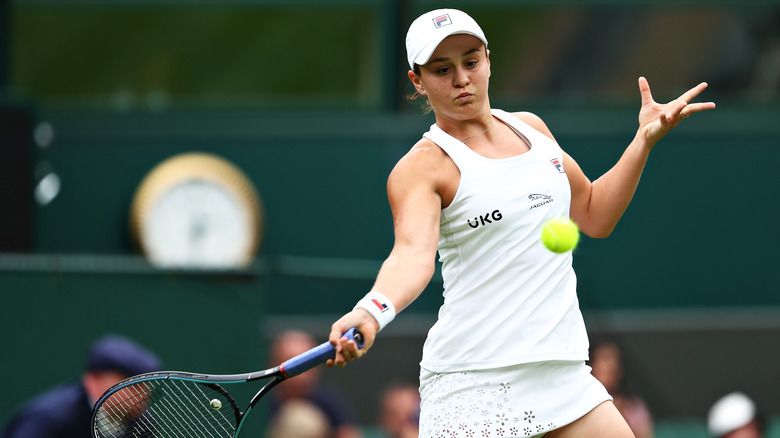 Ashleigh Barty schlägt in Wimbledon 2021 den Tennisball