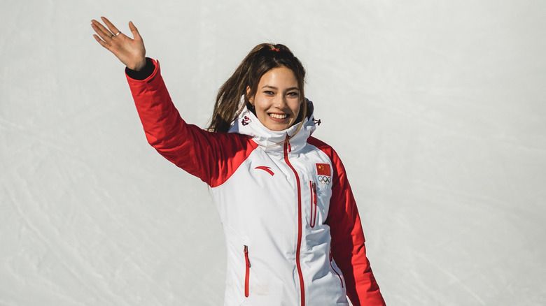 Eileen Gu winkt bei den Junior Olympics
