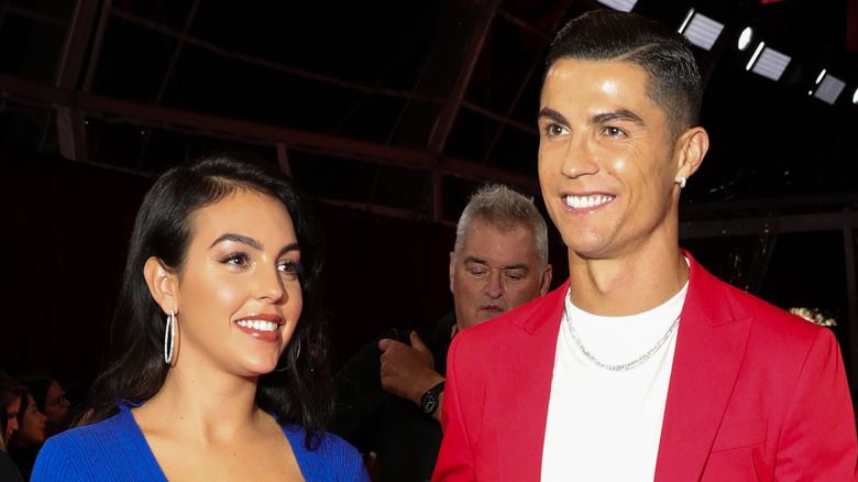 Georgina Rodriguez, Cristiano Ronaldo, lächelnd