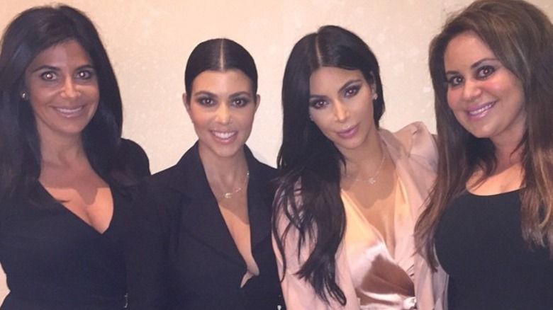 Kim Kardashian und ihre Cousins ​​lächeln