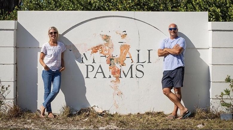 Sarah und Bryan Baeumler stehen neben dem alten Resort-Schild