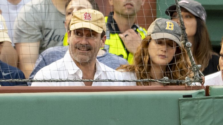 Jon Hamm und Anna Osceola bei einem Red Sox-Yankees-Spiel