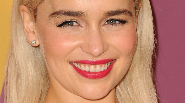Emilia Clarke lächelt in rotem Lippenstift