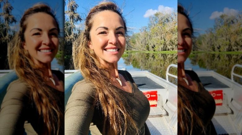 Amber Hargrove blickt in einem Selfie, das sie auf Instagram gepostet hat, auf die Straße