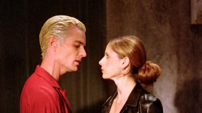 Spike und Buffy starren nach unten